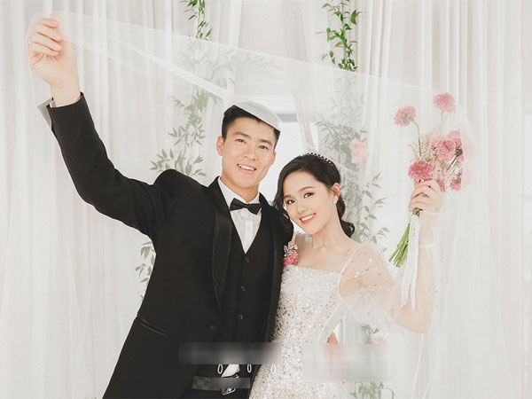 Sau bộ ảnh cưới diện đồ cầu thủ cực độc, Duy Mạnh - Quỳnh Anh tiếp tục khiến fan trầm trồ khi tung loạt ảnh với concept hoàng tử - công chúa cực lộng lẫy