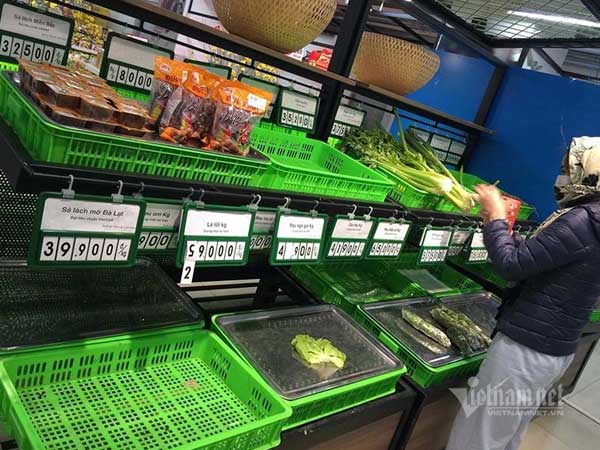 Rau củ cháy hàng, dân mua vét sạch, kệ siêu thị trống trơn