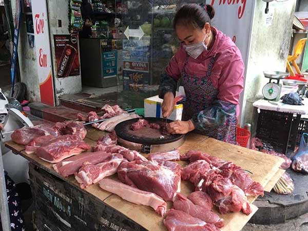 Chợ ế ẩm, tiểu thương quyết không giảm giá thịt lợn