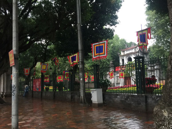 Hà Nội: Văn Miếu, Hoàng Thành và nhiều đền chùa đồng loạt treo thông báo đóng cửa để phòng virus corona