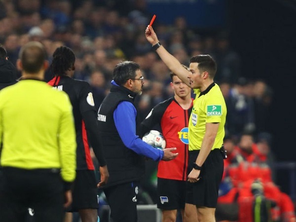 HY HỮU: VAR vào cuộc, HLV tại Bundesliga nhận thẻ đỏ vì 'giúp' đối thủ đứng dậy