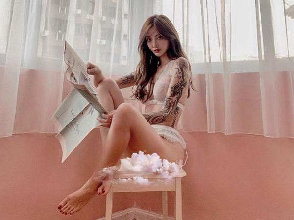 Hot girl gây sốt MXH với body nóng bỏng phủ đầy hình xăm