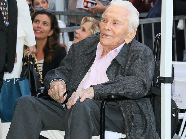 Kirk Douglas - Huyền thoại điện ảnh Hollywood qua đời ở tuổi 103