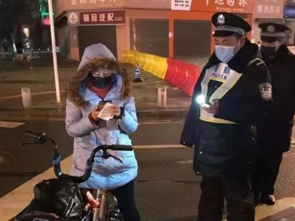 4 ngày 3 đêm đạp xe gần 300km để đến 'ổ dịch' Vũ Hán làm việc, nữ bác sĩ khiến nhiều người cảm kích vô hạn