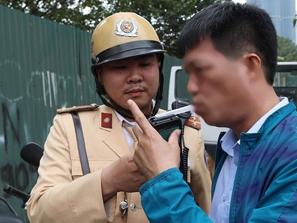 Cục CSGT yêu cầu dừng sử dụng phễu thổi khi kiểm tra nồng độ cồn để phòng dịch virus Corona