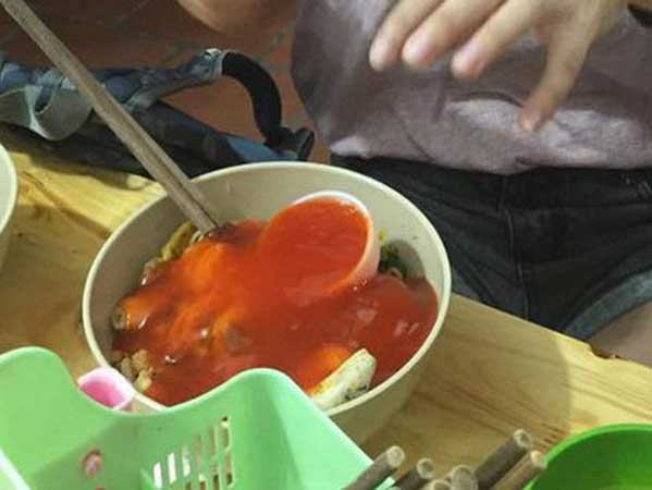 Cô gái trẻ gặp ngay thảm họa ăn uống chỉ vì tình huống lỡ tay, cư dân mạng: 'Nhìn hình đã thấy đau giùm rồi!'