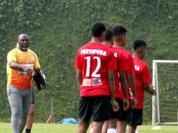 Hi hữu: Đội bóng Indonesia đo nồng độ cồn để ngăn cầu thủ say xỉn