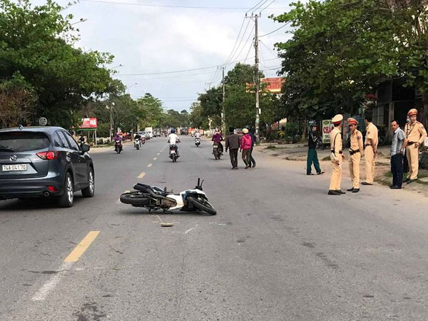 Tạm giữ 2 thanh niên đi xe máy tông gãy chân CSGT ở Quảng Trị