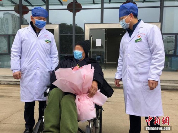 Cụ ông 91 tuổi người Trung Quốc vui mừng xuất viện sau khi 'thắng' virus corona, chỉ 'bí quyết' khỏi bệnh