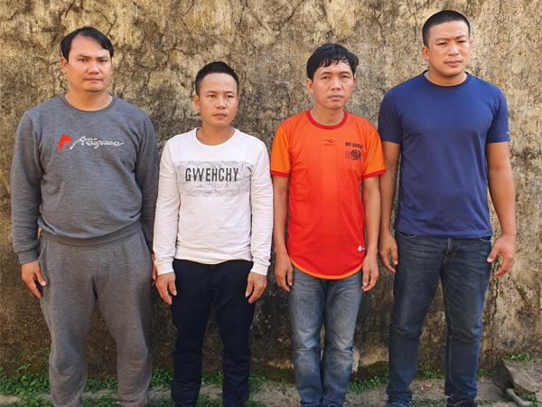 Công an bất ngờ đột kích nhà nghỉ, bắt quả tang 5 đối tượng đang ngồi trên 'chiếu bạc'