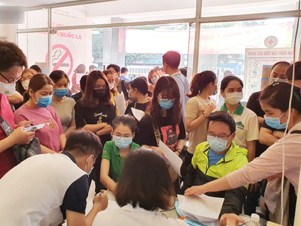 Cạn kiệt nguồn dự trữ máu giữa dịch bệnh virus Corona, hàng trăm bạn trẻ Sài Gòn vui vẻ xếp hàng đi hiến máu cứu người