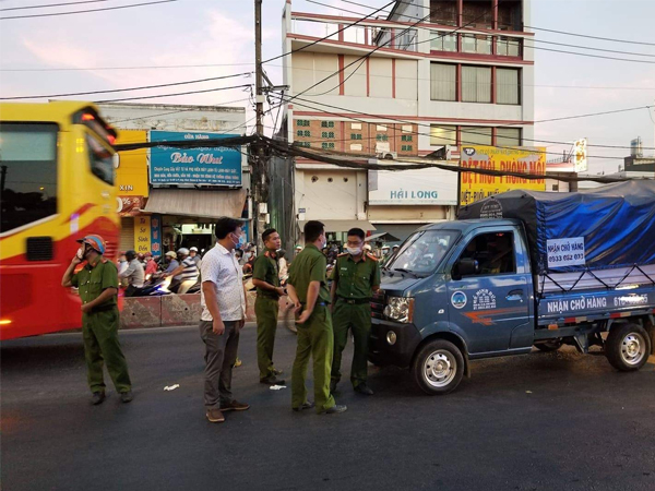 Dừng xe giữa đường, nam tài xế gục chết trên vô lăng