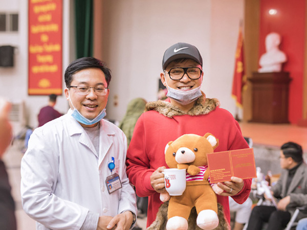 Tuấn Hưng đeo khẩu trang đi hiến máu tình nguyện nhưng khán giả vẫn nhận ra