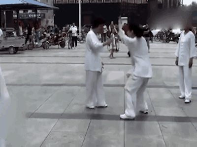 Nữ 'đại sư' làng võ Trung Quốc bị tố lừa bịp bởi màn 'võ truyền điện'