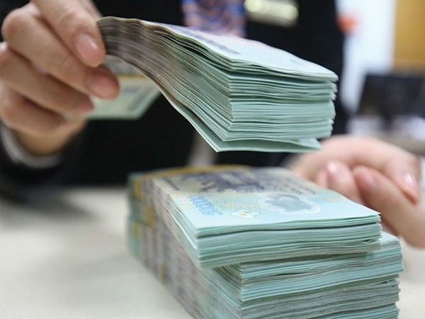 Ngân hàng neo lãi suất cao, dân gom tiền tìm nơi gửi