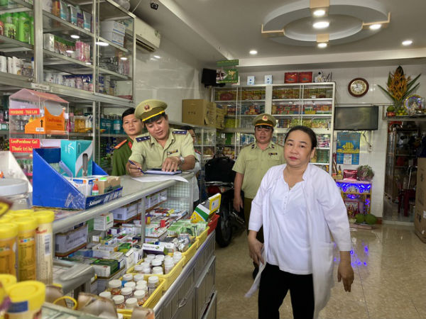 Thêm 52 cửa hàng kinh doanh thiết bị y tế bị xử phạt vì 'thổi giá' khẩu trang