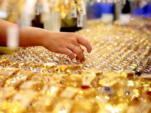 Giá vàng tăng nhẹ đầu tuần, ôm hàng, chờ thời chốt giá