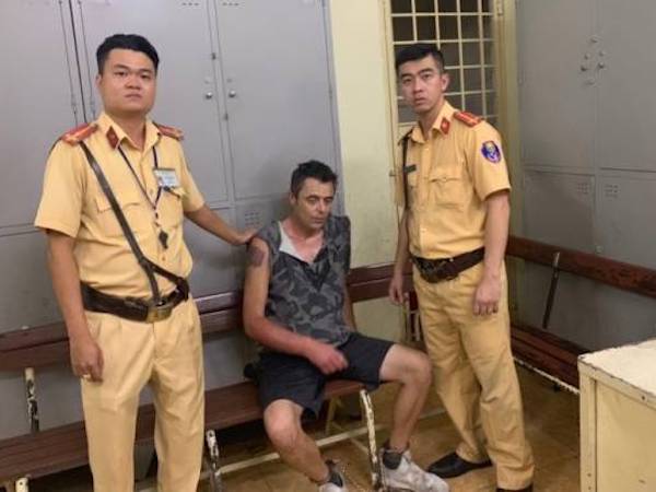 Người nước ngoài dùng dao cướp siêu thị ở trung tâm Sài Gòn