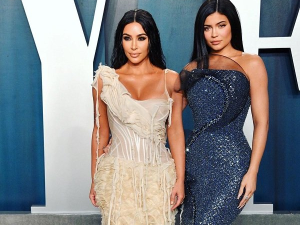 Chị em Kim Kardashian mặc váy ôm cứng vòng 3 đến mức không thể ngồi tại tiệc hậu Oscar