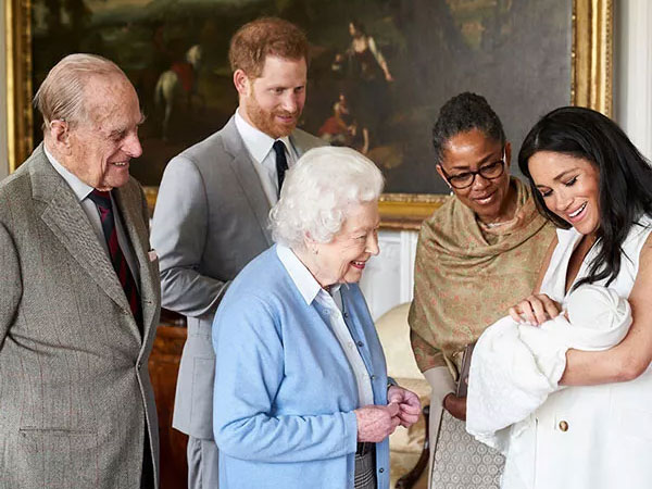 Sau thời gian im ắng, cuối cùng Nữ hoàng Anh đã có hành động liên quan đến con trai của vợ chồng Harry - Meghan