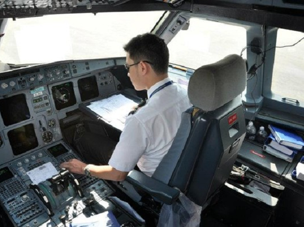 Vì sao phi công không được có sẹo, để râu hay xỏ khuyên?