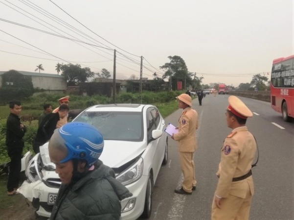 Nữ giáo viên tử vong khi xe máy bị ôtô con kéo lê 300 m