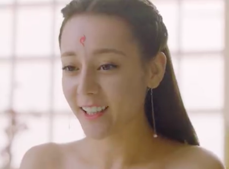 Tam Sinh Tam Thế Chẩm Thượng Thư: Cực nóng cảnh Địch Lệ Nhiệt Ba cởi áo khoe vai trần gợi cảm trước mặt Cao Vỹ Quang