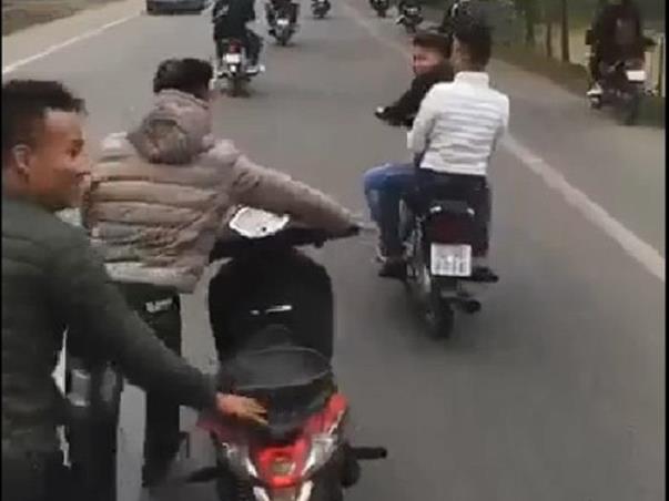 Điều tra nhóm thanh niên đầu trần đi xe máy dàn hàng lạng lách, chặn đầu xe chở tân binh