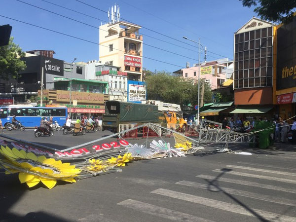 Cổng chào chúc mừng năm mới đổ sập ở Sài Gòn, 2 người bị thương