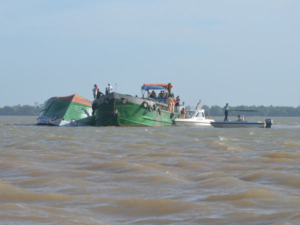 Lật sà lan trên sông Hậu, 2 đứa trẻ mất tích