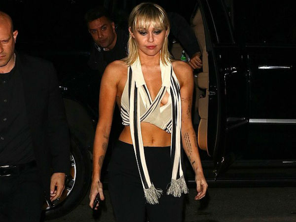 Hậu ly hôn, Miley Cyrus tiếp tục trở thành trung tâm của sự chú ý khi để lộ vòng 1 trước vô vàn ống kính