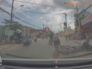 Video: Nhóm đối tượng dàn cảnh tai nạn, táo tợn cướp tài sản rồi xịt hơi cay để tẩu thoát