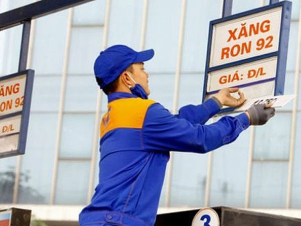 Giá xăng có thể giảm 800 – 1.000 đồng một lít vào ngày mai