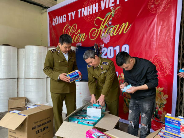 Hàng trăm nghìn khẩu trang y tế bị làm giả từ... giấy vệ sinh giữa dịch Covid-19 ở Hà Nội
