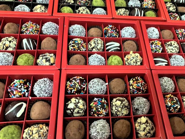 Mua sỉ socola 1.000 đồng/viên, xếp thành hộp quà Valentine 'hét' giá gấp 20 lần