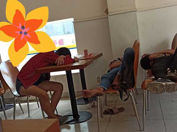 Hết nằm ngang đến bò dọc trong cửa hàng tiện lợi, nhóm thanh niên trẻ bị lên án vì: 'Thế này thì ngang bằng đuổi khách à?'