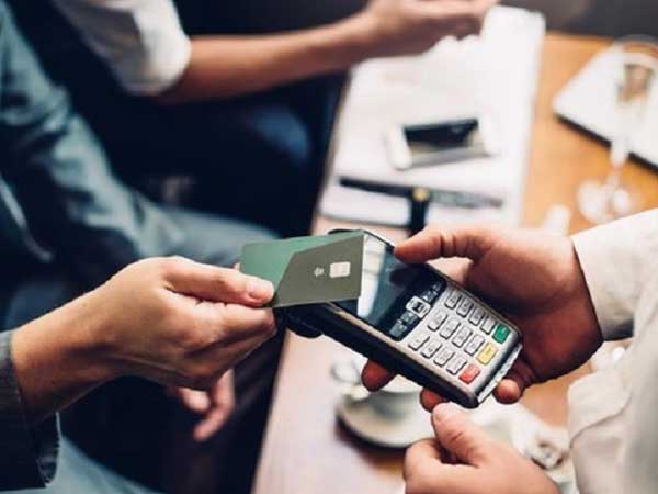 Các ngân hàng sắp miễn, giảm mạnh phí dịch vụ ngân hàng điện tử