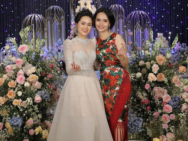Hai ái nữ nhà cựu chủ tịch CLB Sài Gòn đến giờ mới chịu tung ảnh trong đám cưới: Là bức ảnh duy nhất chụp chung nhưng vẫn đủ khiến dân mạng xao xuyến