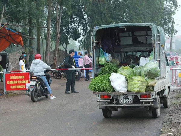 Muốn ra vào xã Sơn Lôi đang được phong tỏa, người dân phải chấp hành những gì?