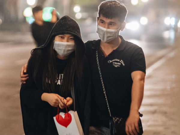 Tóm tắt Valentine giữa mùa dịch của các cặp đôi: Hẹn hò kèm cái khẩu trang nhưng vẫn thừa vui, dư lãng mạn!