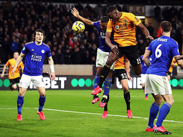 Thi đấu thiếu người, Leicester may mắn có điểm nhờ VAR