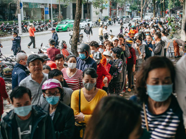 Người Hà Nội 'rồng rắn' hết cả con phố, đợi nhận 'tem phiếu' để mua khẩu trang vải sử dụng 30 lần