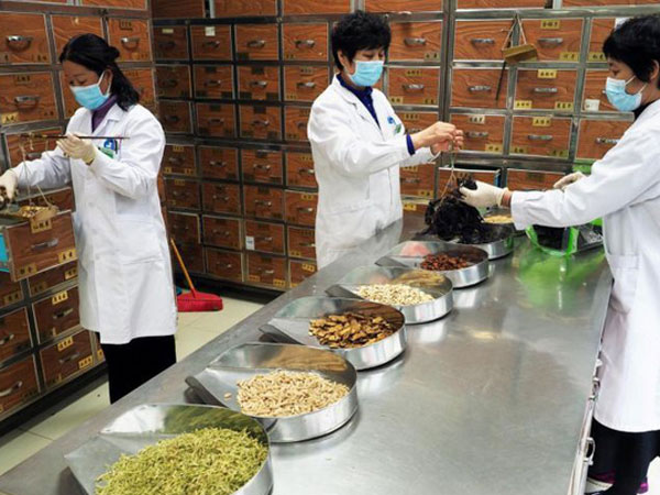 Trung Quốc dùng phương thuốc Đông y 3.000 năm tuổi để điều trị bệnh nhân COVID-19