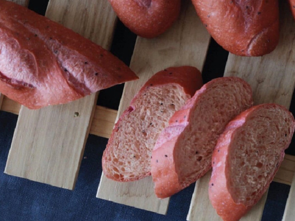 Bánh mì thanh long trong dịch Corona nhận 'mưa' lời khen, khách xếp hàng dài mua từ sáng sớm