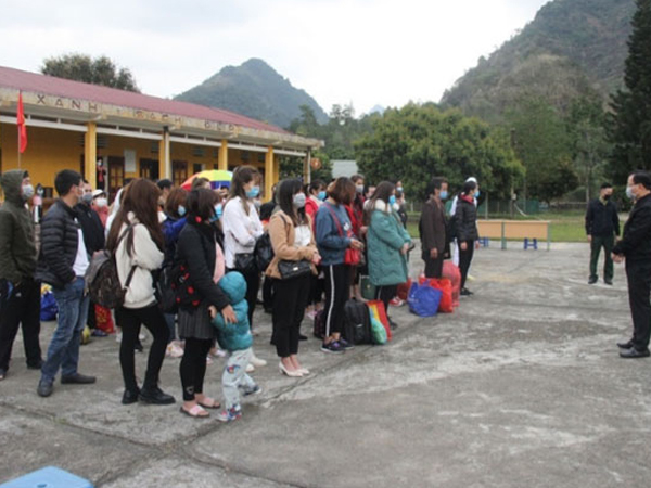 52 công dân đầu tiên được trở về nhà sau 14 ngày cách ly tại Lào Cai