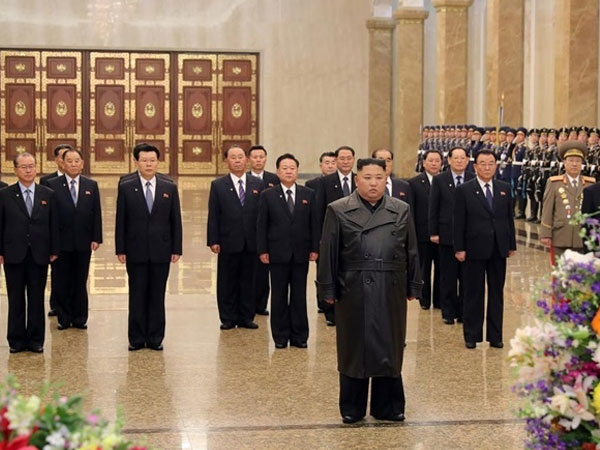 Kim Jong-un viếng Cung điện Mặt trời