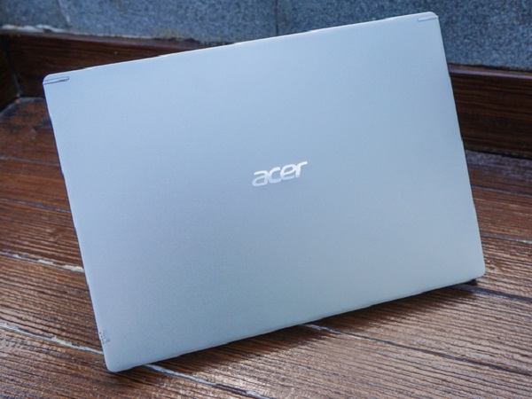 5 laptop cấu hình 'ngon' giảm giá dịp đầu năm 2020