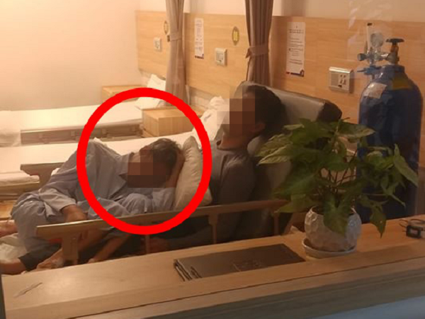 Hình ảnh gây xúc động trọng bệnh viện, câu chuyện đằng sau lại càng khiến người ta 'cay mắt'