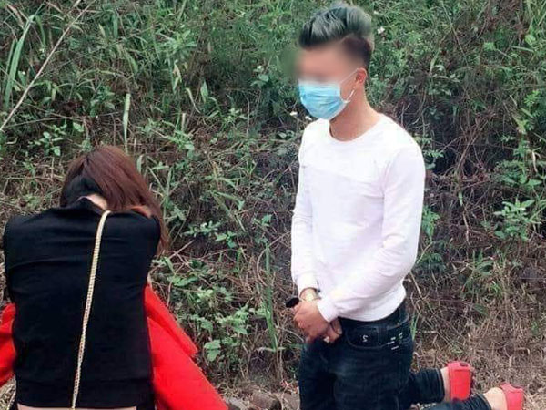 Không kịp về tặng quà bạn gái ngày Valentine, chàng trai quỳ gối bên đường suốt 5 tiếng xin tha thứ