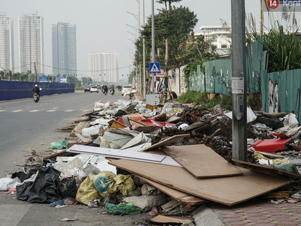 Ảnh: Tuyến đường huyết mạch nối ba quận nội thành Hà Nội bị rác thải “bao vây'